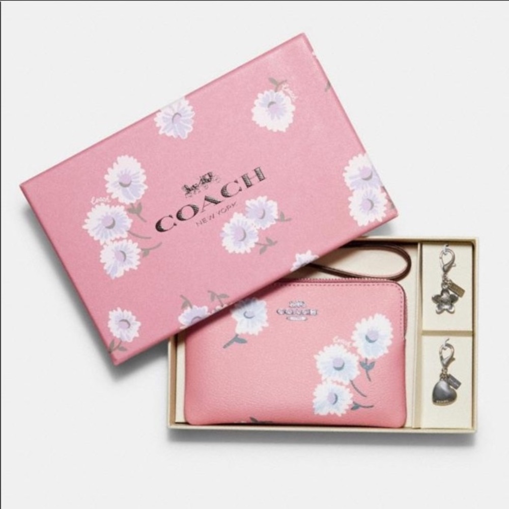 Coach 2021 Wristlet Daisy Print Gift Set